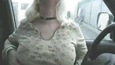 Bunica spectaculoasă a supt porno cu mamici mature cocoșul în mașină și a mâncat esperma.