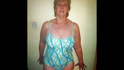 Un bărbat a mature paroase băgat o pula neagră în gaura unei blonde rece.