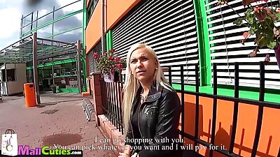 Un bărbat frumos rus a futat agresiv filme porno cu grase mature cu o blondă.