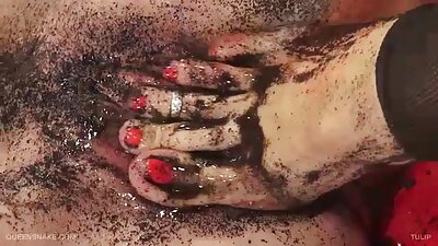 O doamnă dolofană mature flocoase și-a încălzit fundul cu un dop anal și i-a dat-o.
