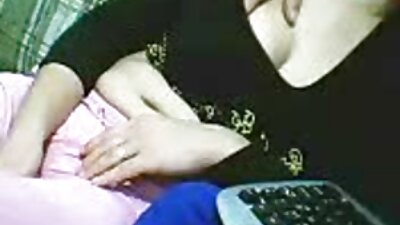 După ce au expus sânii mari, o femeie este dată unui bărbat mature cu floci de culoare