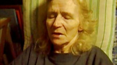 O mature paroase femeie de culoare sare hotărâtă pe un penis alb.