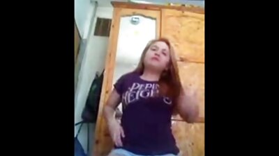 Suge prin perete porno cu mature flocoase și trage cu un telefon mobil.