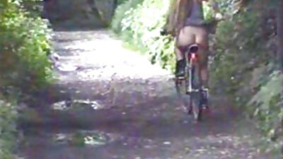 În aer filme porno cu mature flocoase liber, își suge penisul cu poftă.
