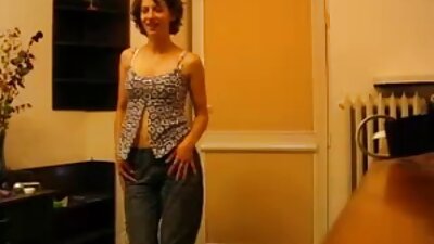 Curva cu ochelari a pizde goale mature supt cocoșul în toaletă.